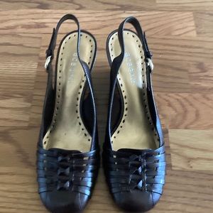 Women’s BCBG Girls Mahogany Wedge Heels 9.5M (BG- Vicky) style